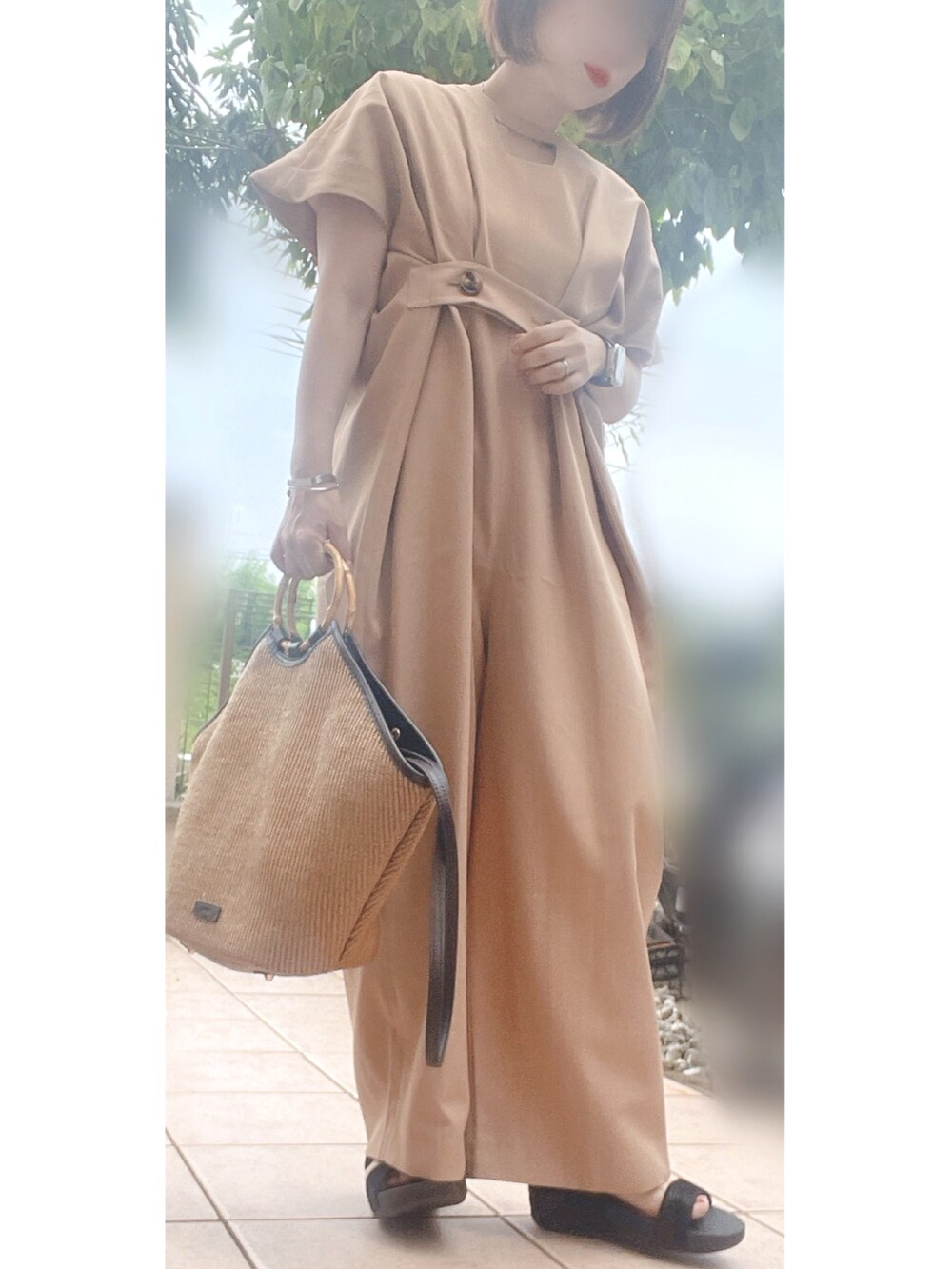 ブラック系のサンダル、ベージュ系のつなぎ/オールインワン、ブラウン系のかごバッグを着用したレディースの夏コーディネートの2枚目の写真