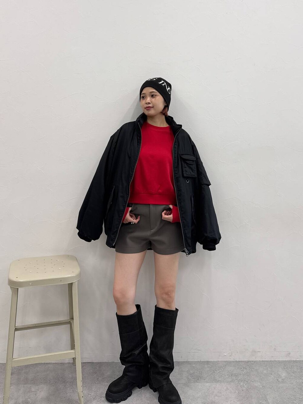 ブラック系のブーツ、グレー系のその他パンツ、ブラック系のブルゾンを着用したレディースの秋コーディネートの4枚目の写真