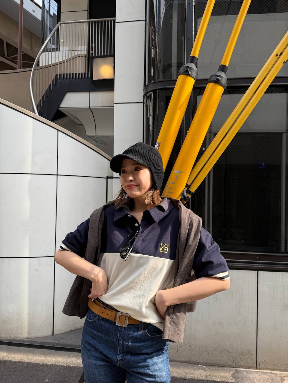 ブラウン系のブーツ、ブルー系のデニムパンツ、ベージュ系のベルトを着用したレディースの春コーディネートの3枚目の写真