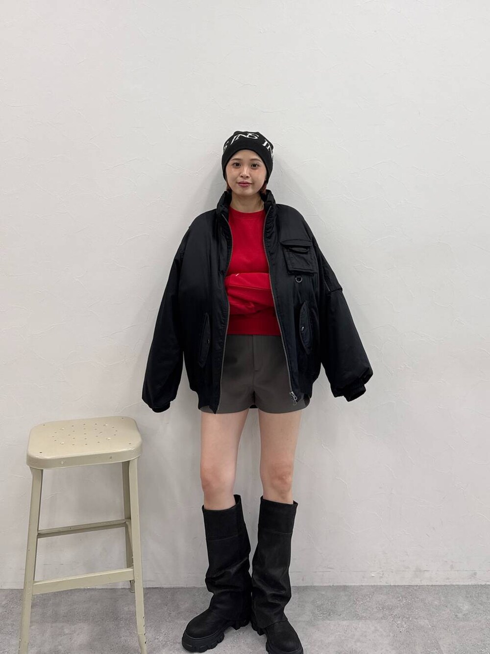 ブラック系のブーツ、グレー系のその他パンツ、ブラック系のブルゾンを着用したレディースの秋コーディネートの2枚目の写真