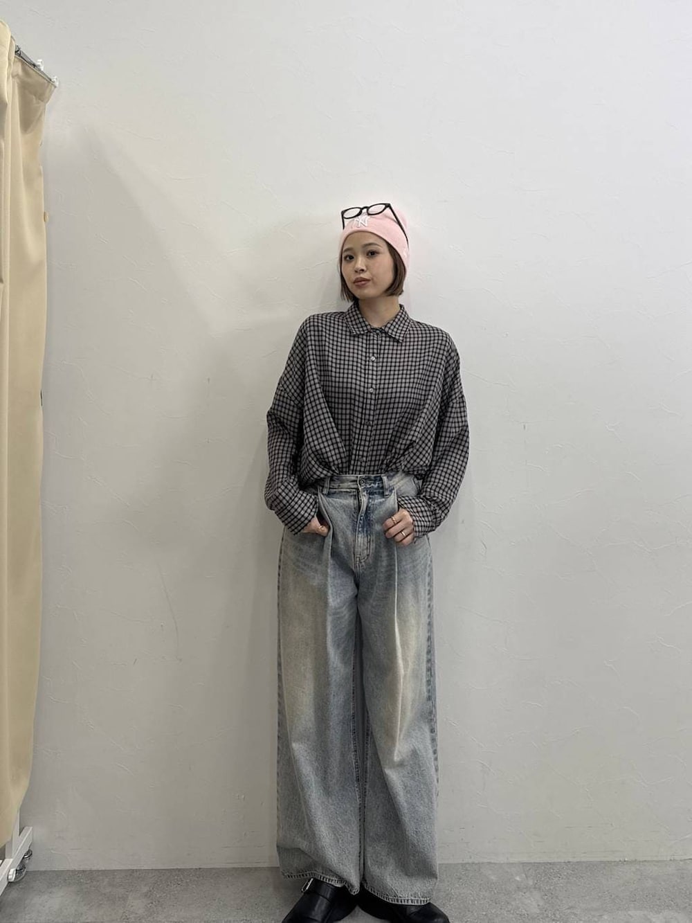 ブラック系のシャツ/ブラウスを着用したレディースの冬コーディネートの2枚目の写真