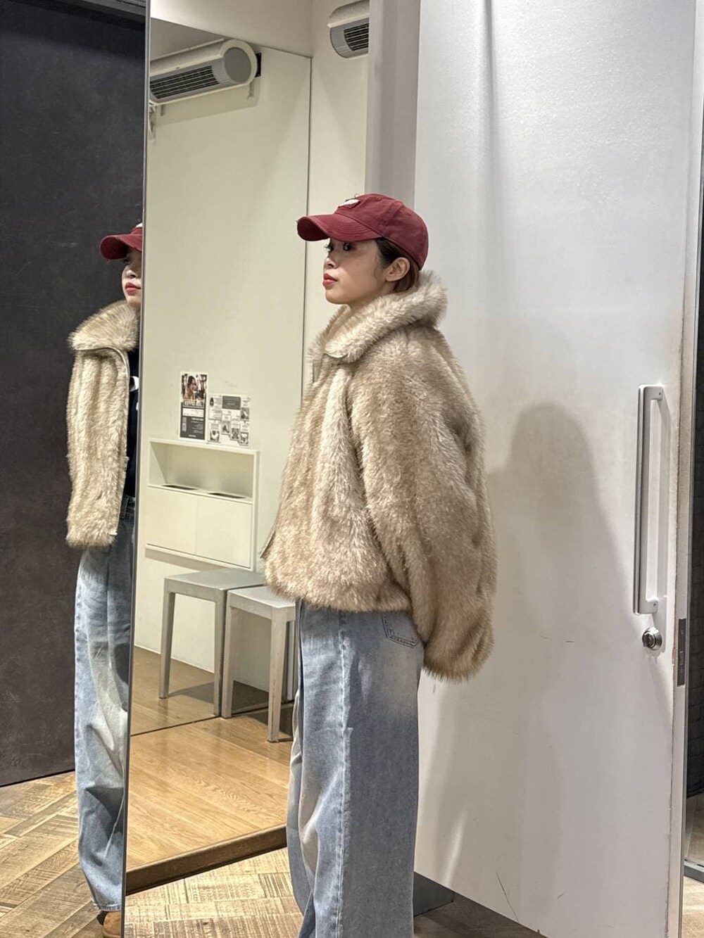 ベージュ系のブルゾン、ブルー系のデニムパンツ、ブルー系のニット/セーターを着用したレディースの冬コーディネートの3枚目の写真