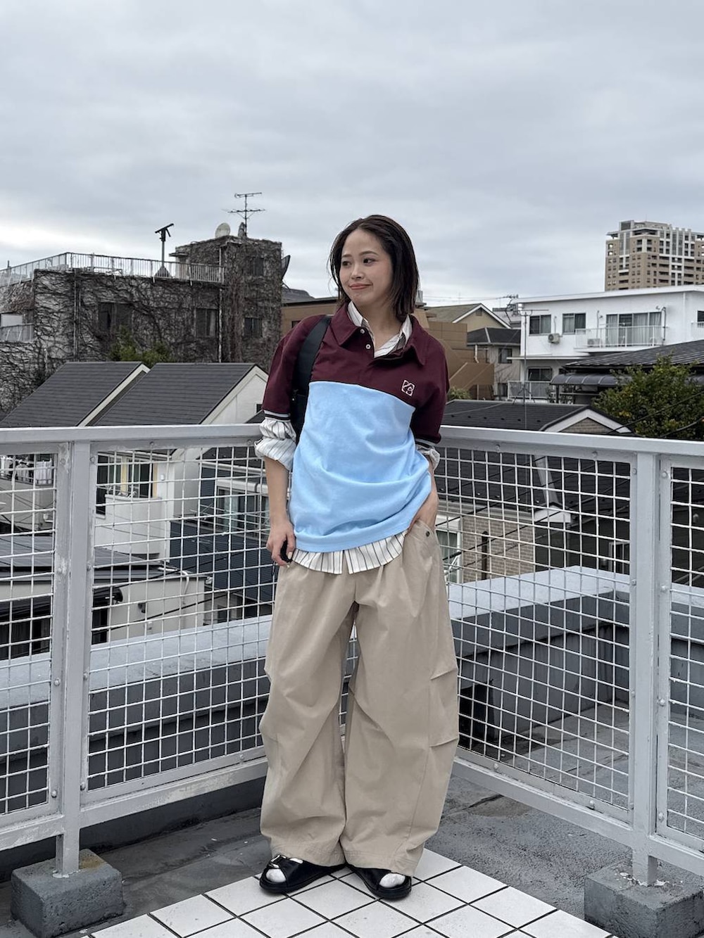 その他のシャツ/ブラウス、ベージュ系のその他パンツ、ブラック系のショルダーバッグを着用したレディースの春コーディネートの3枚目の写真