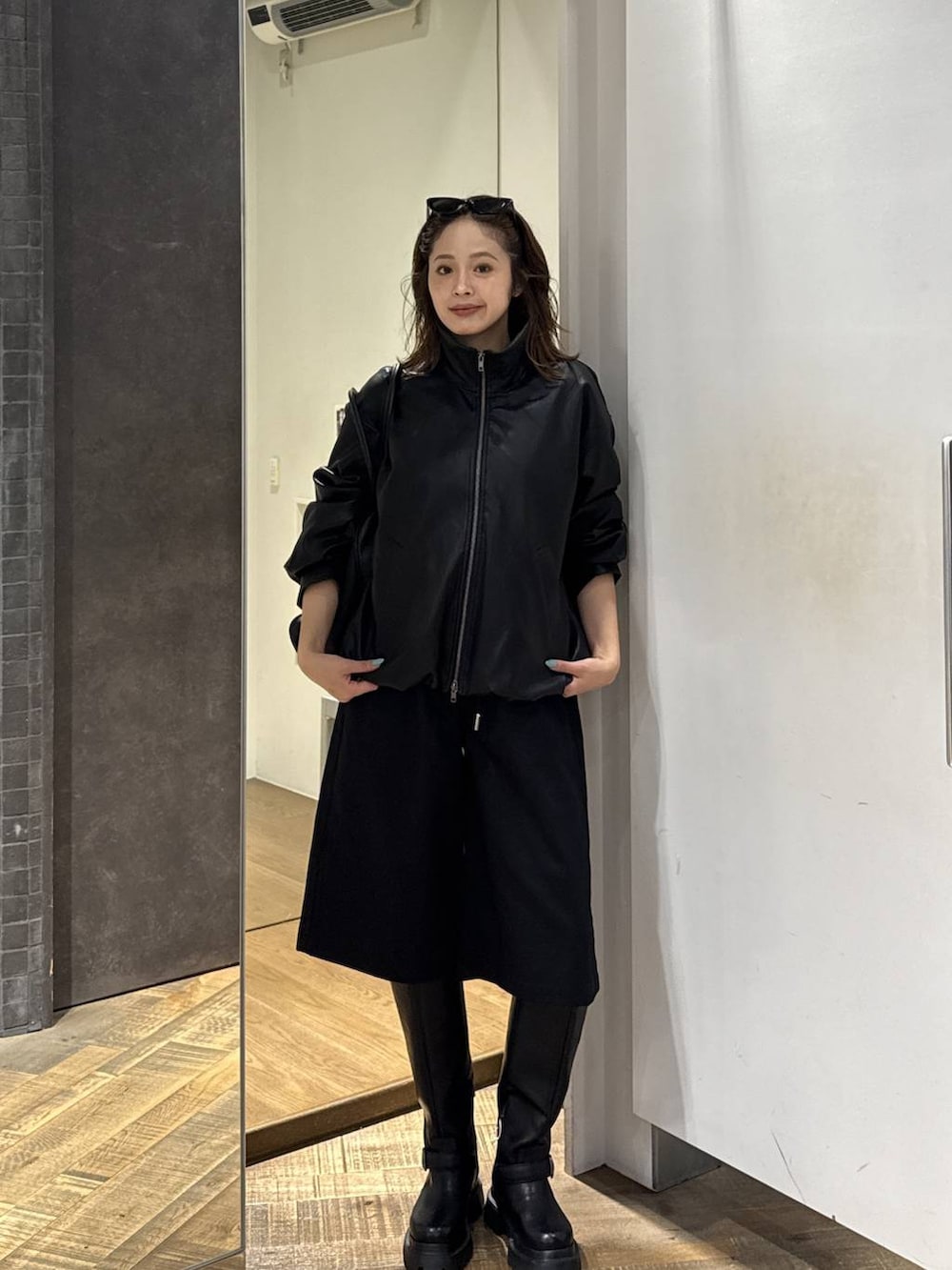 ブラック系のボストンバッグ、ブラック系のその他パンツ、ブラック系のブルゾンを着用したレディースの秋コーディネートの4枚目の写真