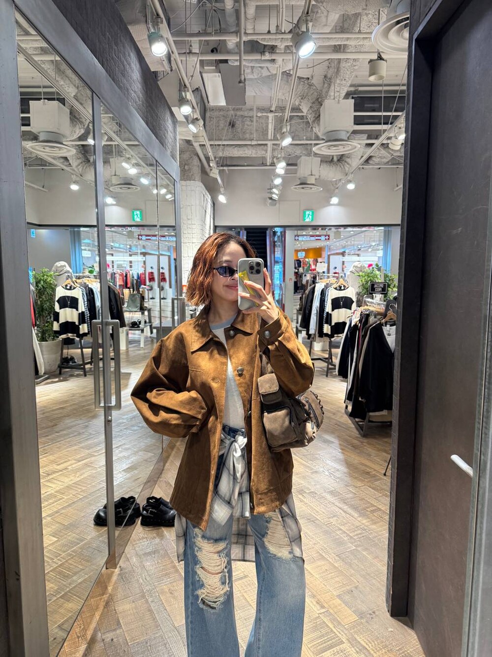 ホワイト系のシャツ/ブラウス、ブラウン系のショルダーバッグ、ブラウン系のブルゾンを着用したレディースの秋コーディネートの3枚目の写真