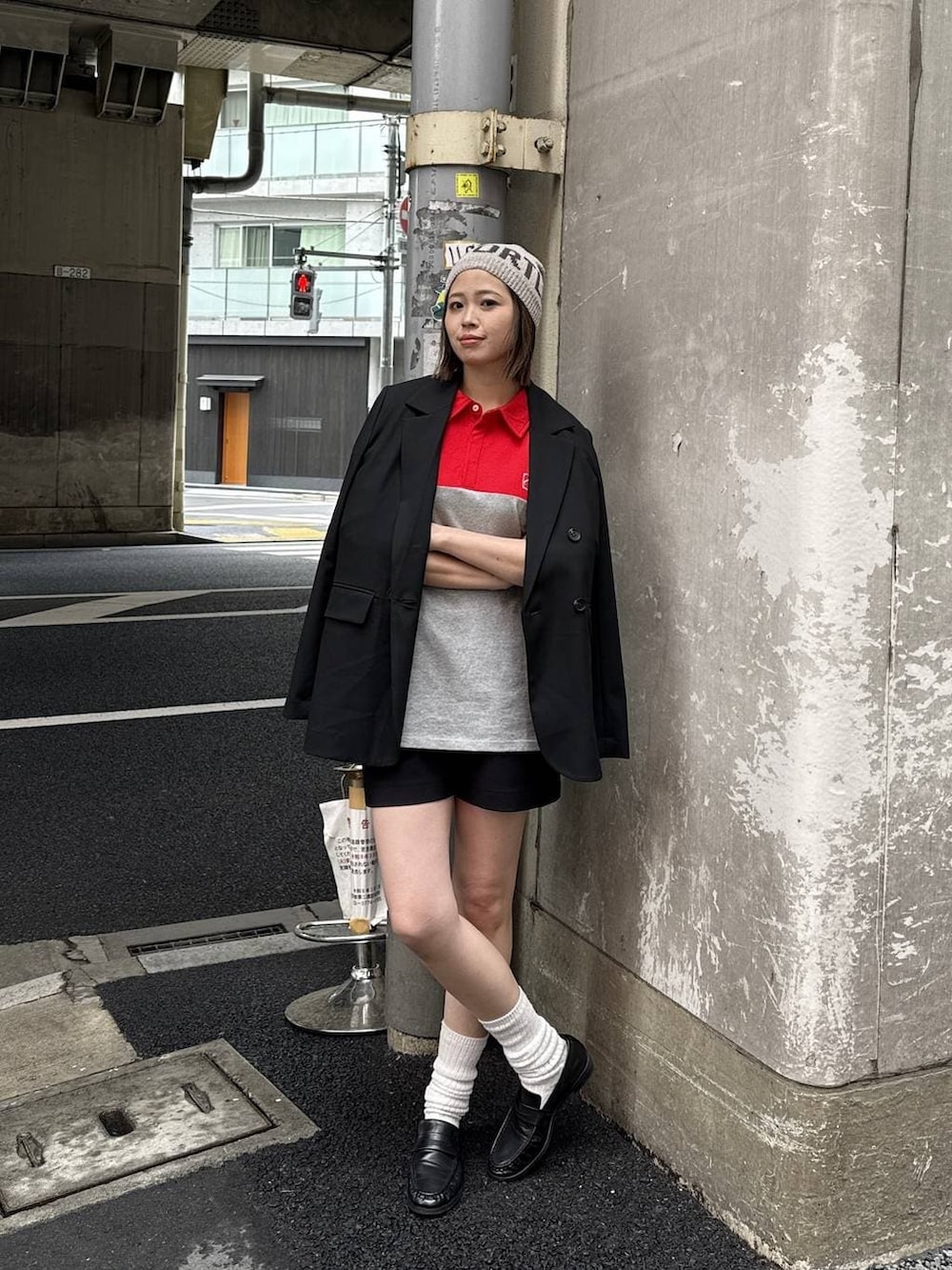 ブラック系のテーラードジャケット、ブラック系のスウェットパンツ、ブラック系のローファーを着用したレディースの春コーディネートの2枚目の写真