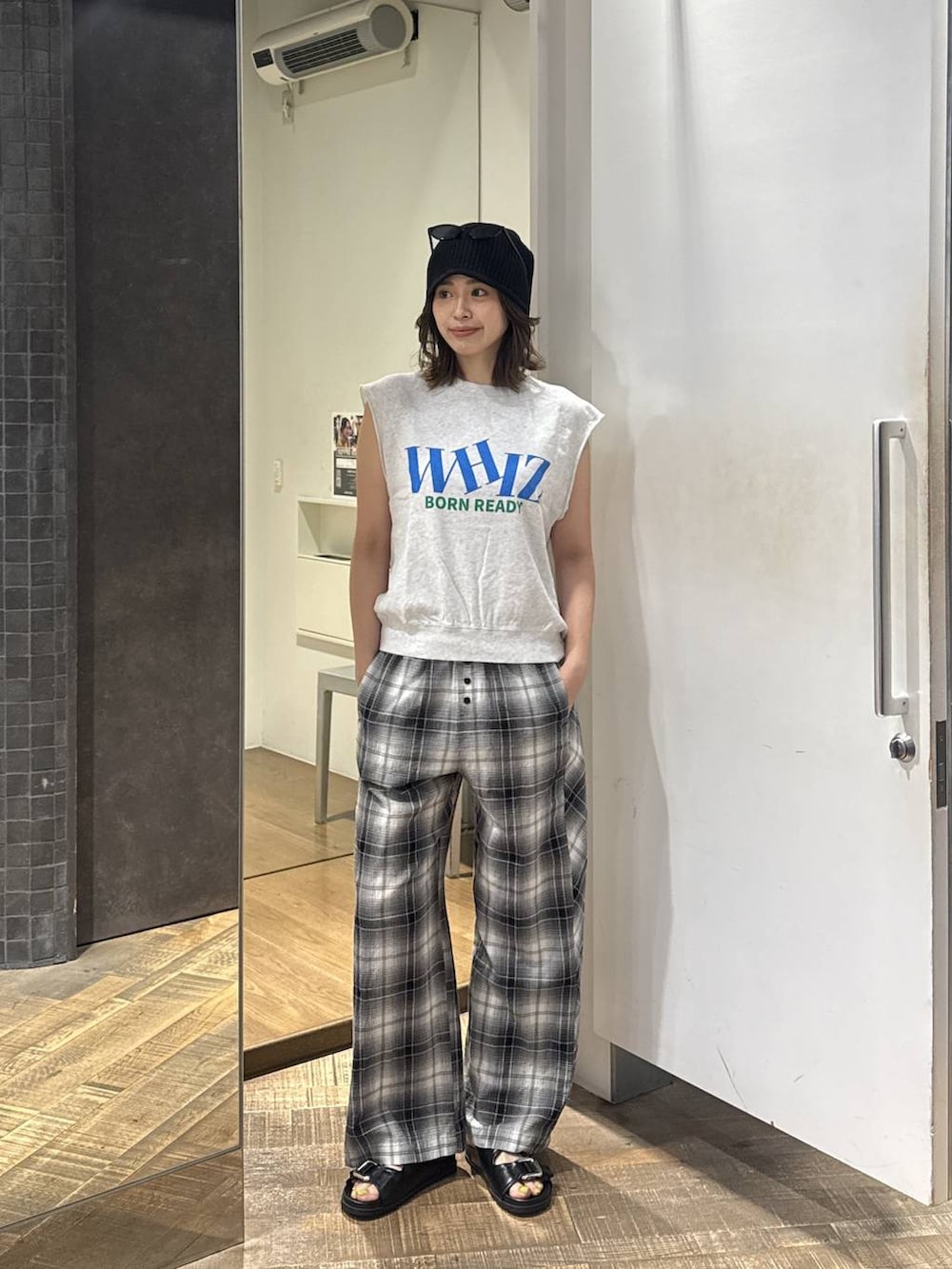 ブラック系のその他パンツ、グレー系のTシャツ/カットソー、ブラック系のサンダルを着用したレディースの夏コーディネートの3枚目の写真