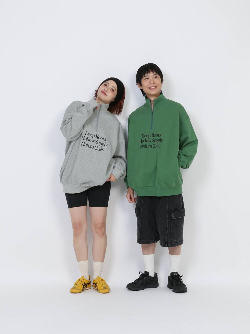 グリーン系のスウェット、グレー系のスウェット、ブラック系のレギンス/スパッツを着用したレディースの秋コーディネートの3枚目の写真