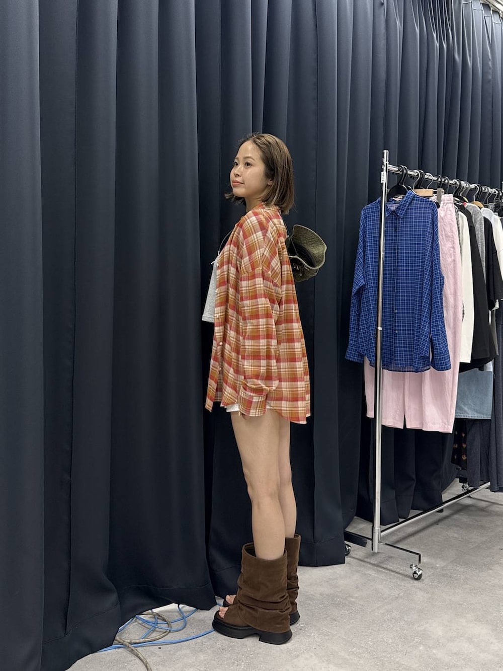 ブラウン系のサンダル、グレー系のTシャツ/カットソー、レッド系のシャツ/ブラウスを着用したレディースの春コーディネートの2枚目の写真