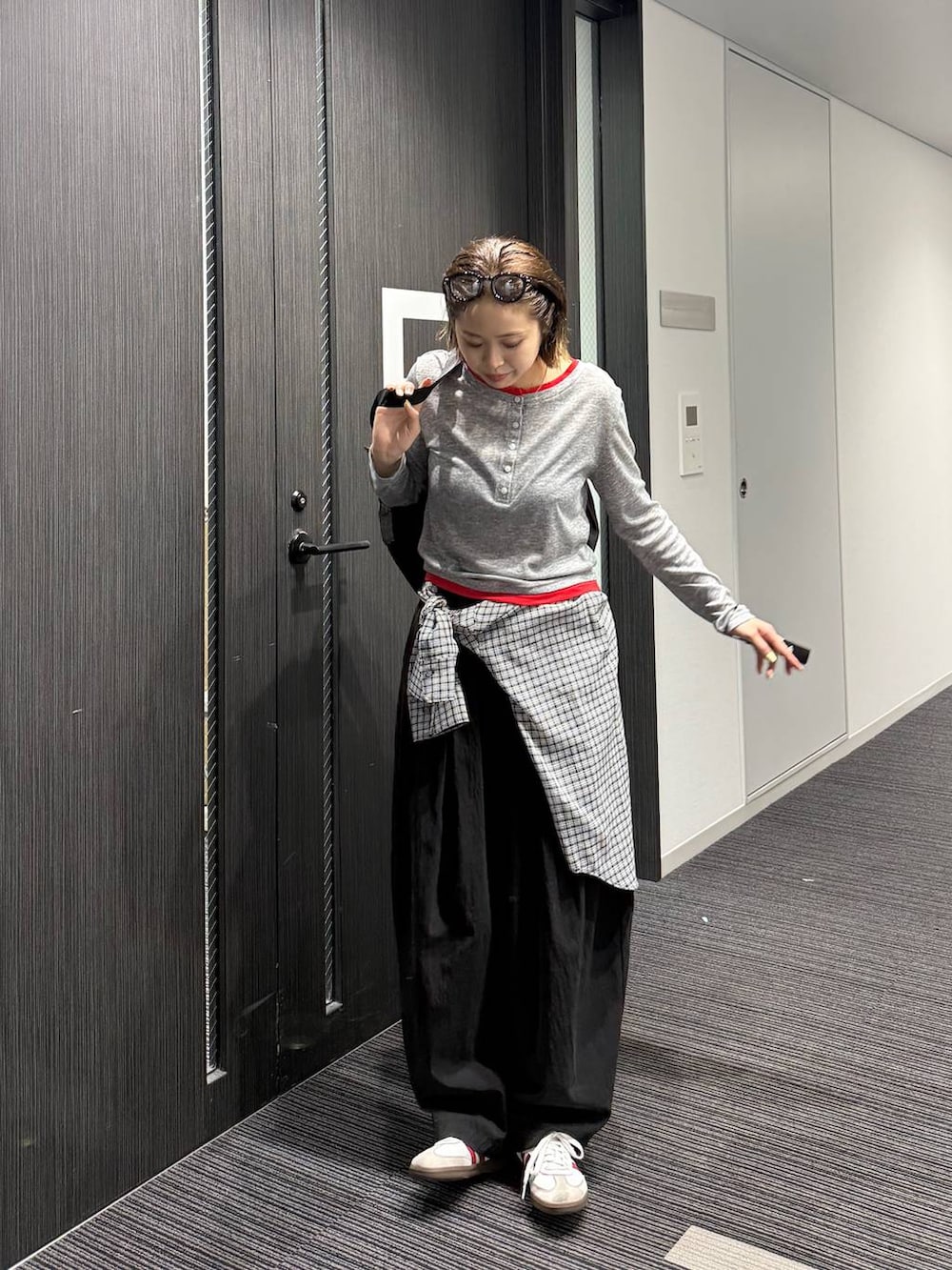 ブラック系のシャツ/ブラウス、ブラック系のカーゴパンツ、グレー系のTシャツ/カットソーを着用したレディースの春コーディネートの3枚目の写真