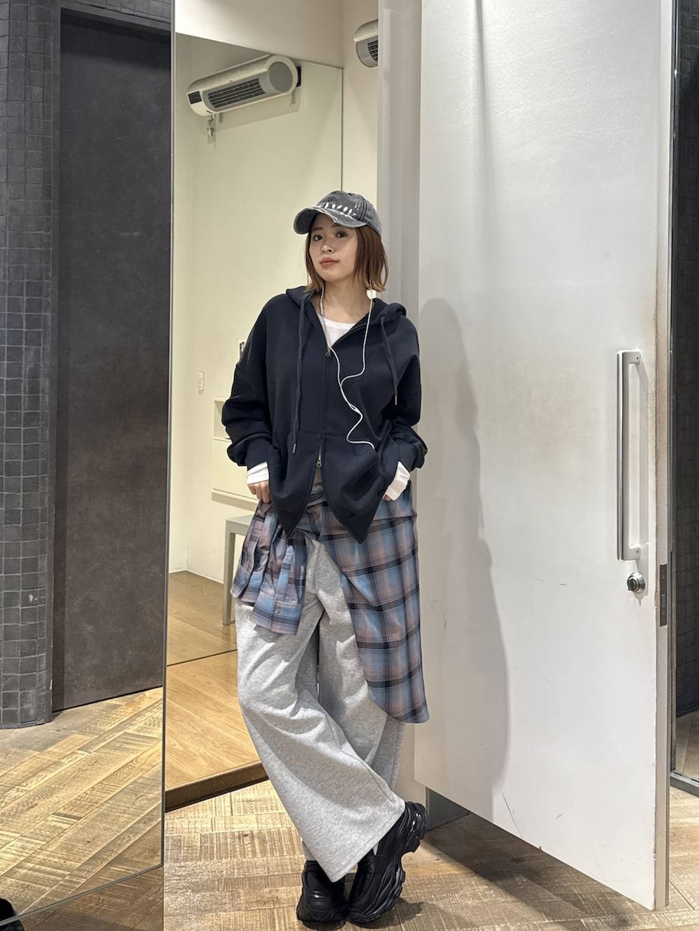 ブルー系のシャツ/ブラウス、ブラック系のローファー、ホワイト系のTシャツ/カットソーを着用したレディースの冬コーディネートの2枚目の写真