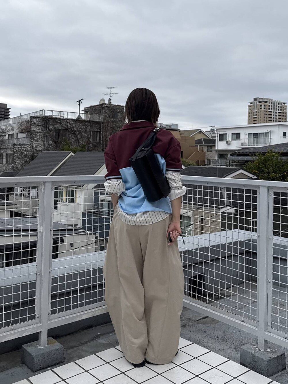 その他のシャツ/ブラウス、ベージュ系のその他パンツ、ブラック系のショルダーバッグを着用したレディースの春コーディネートの2枚目の写真