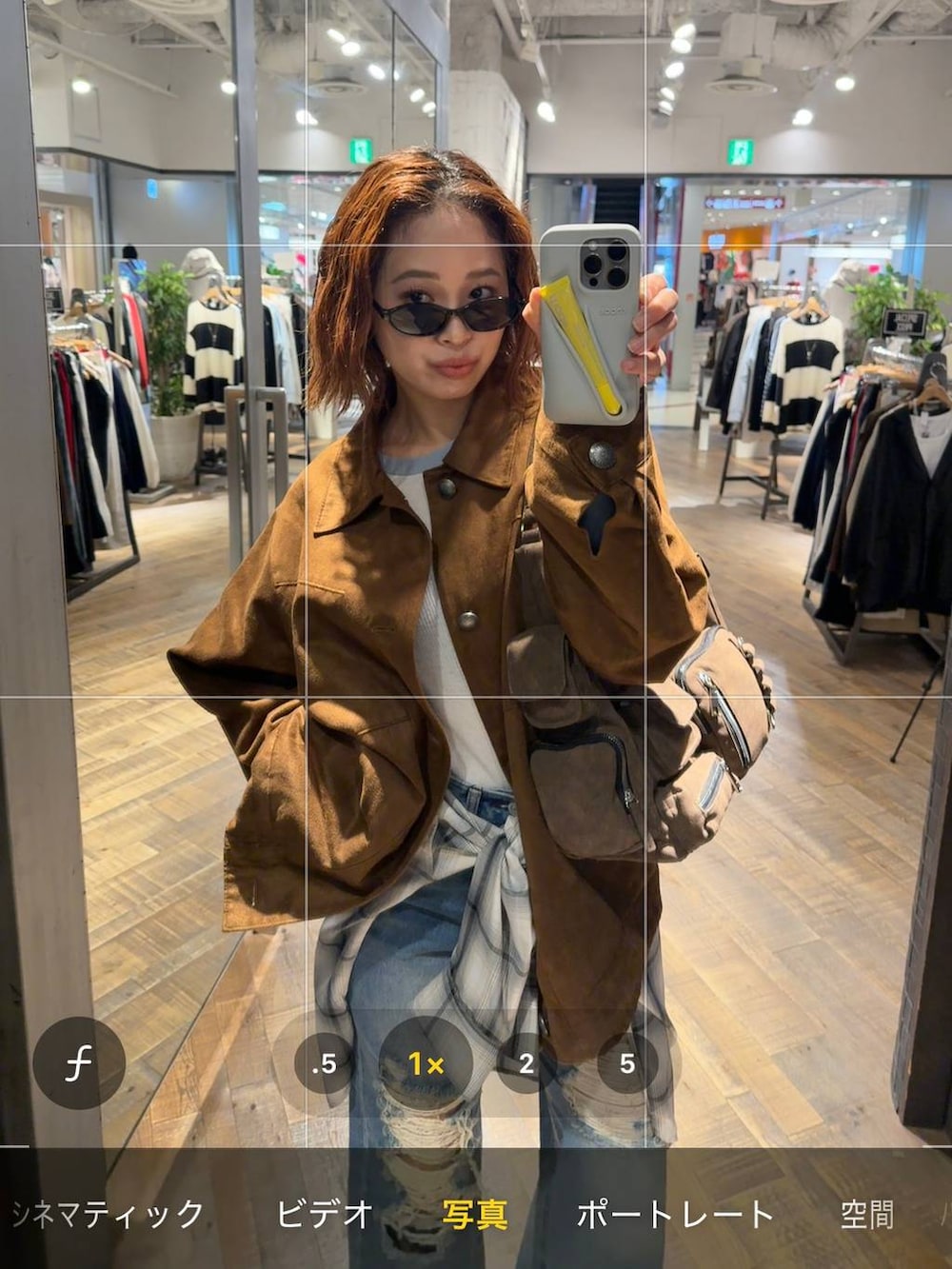 ホワイト系のシャツ/ブラウス、ブラウン系のショルダーバッグ、ブラウン系のブルゾンを着用したレディースの秋コーディネートの2枚目の写真