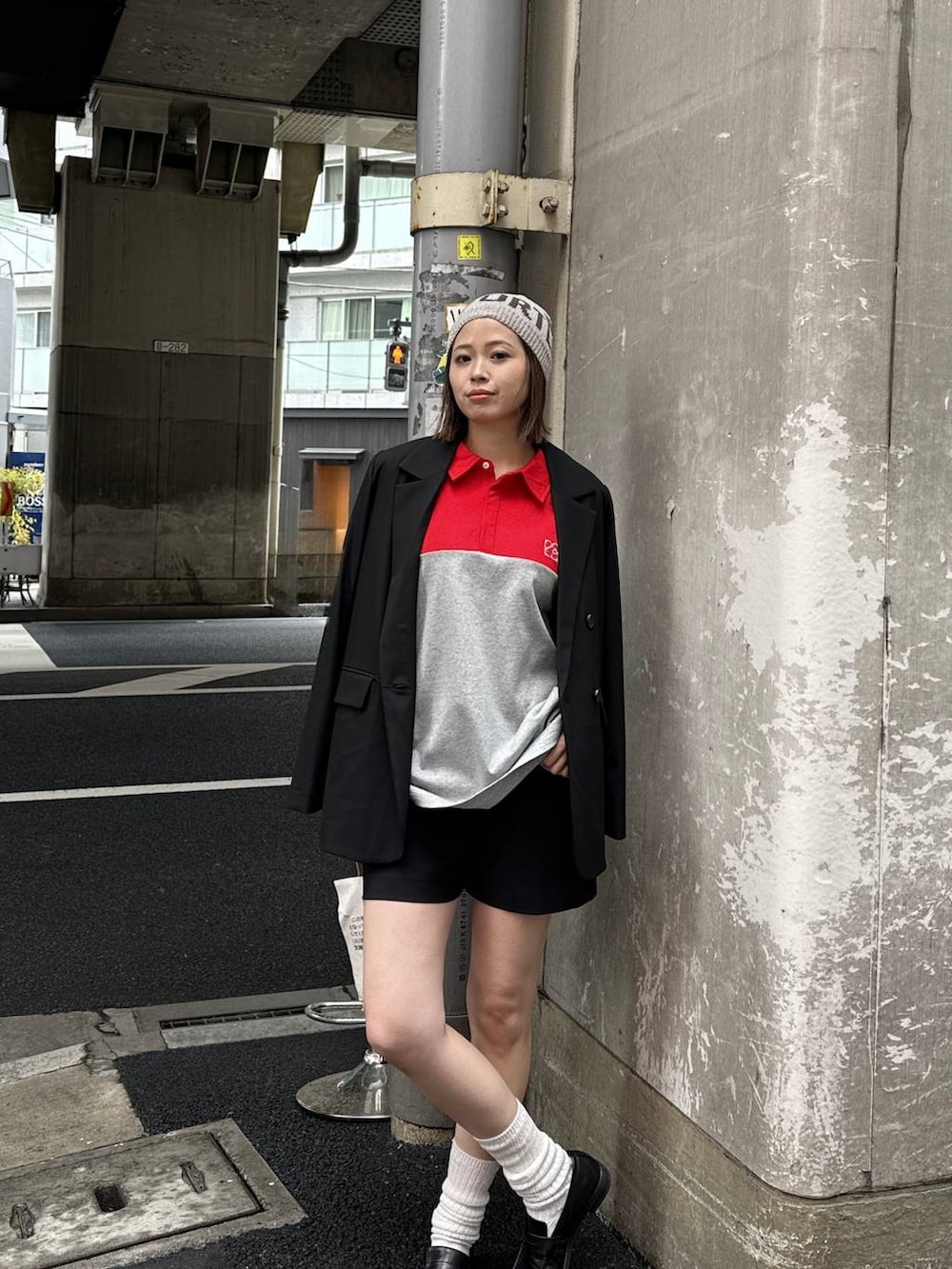 ブラック系のテーラードジャケット、ブラック系のスウェットパンツ、ブラック系のローファーを着用したレディースの春コーディネートの4枚目の写真