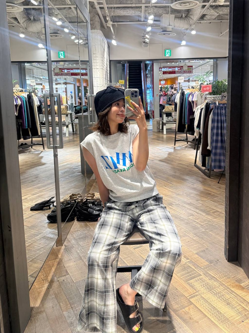 ブラック系のその他パンツ、グレー系のTシャツ/カットソー、ブラック系のサンダルを着用したレディースの夏コーディネートの2枚目の写真