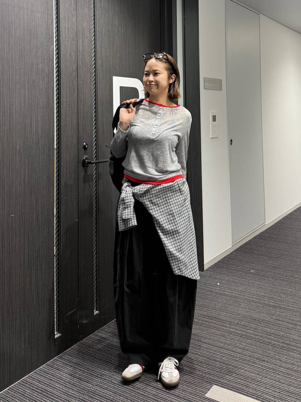 ブラック系のシャツ/ブラウス、ブラック系のカーゴパンツ、グレー系のTシャツ/カットソーを着用したレディースの春コーディネートの2枚目の写真