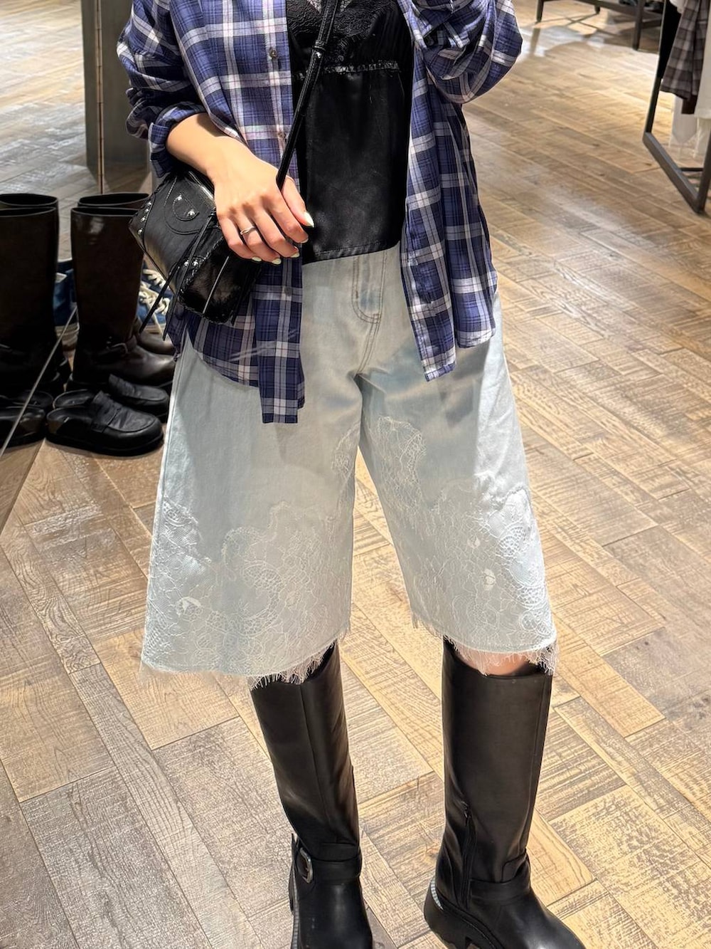 ブルー系のデニムパンツ、ブラック系のキャミソール、ブルー系のシャツ/ブラウスを着用したレディースの夏コーディネートの2枚目の写真