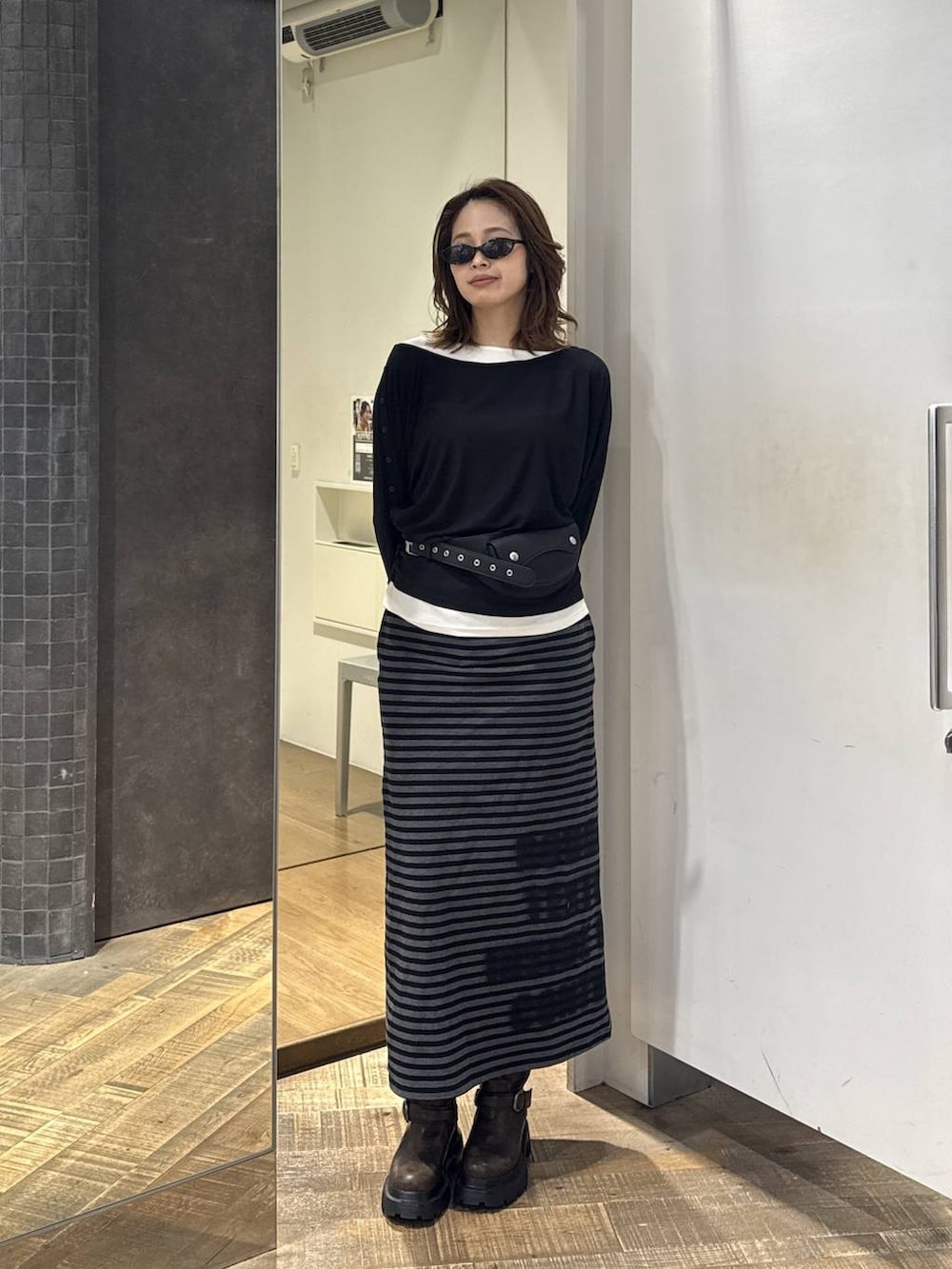 ブラック系のボディバッグ/ウエストポーチ、ブラック系のスカート、ブラック系のTシャツ/カットソーを着用したレディースの夏コーディネートの3枚目の写真