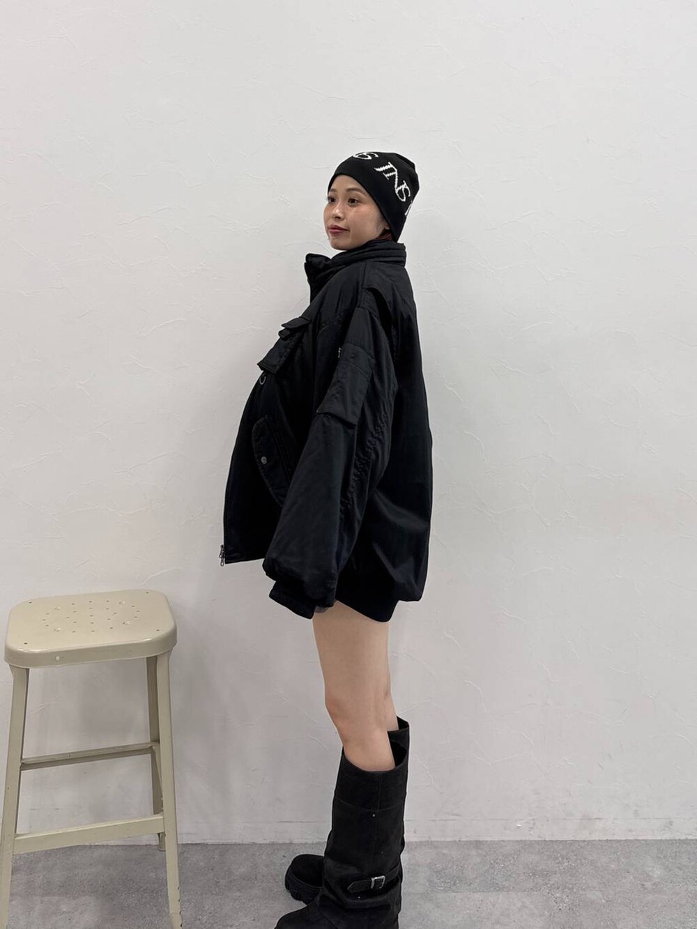 ブラック系のブーツ、グレー系のその他パンツ、ブラック系のブルゾンを着用したレディースの秋コーディネートの3枚目の写真