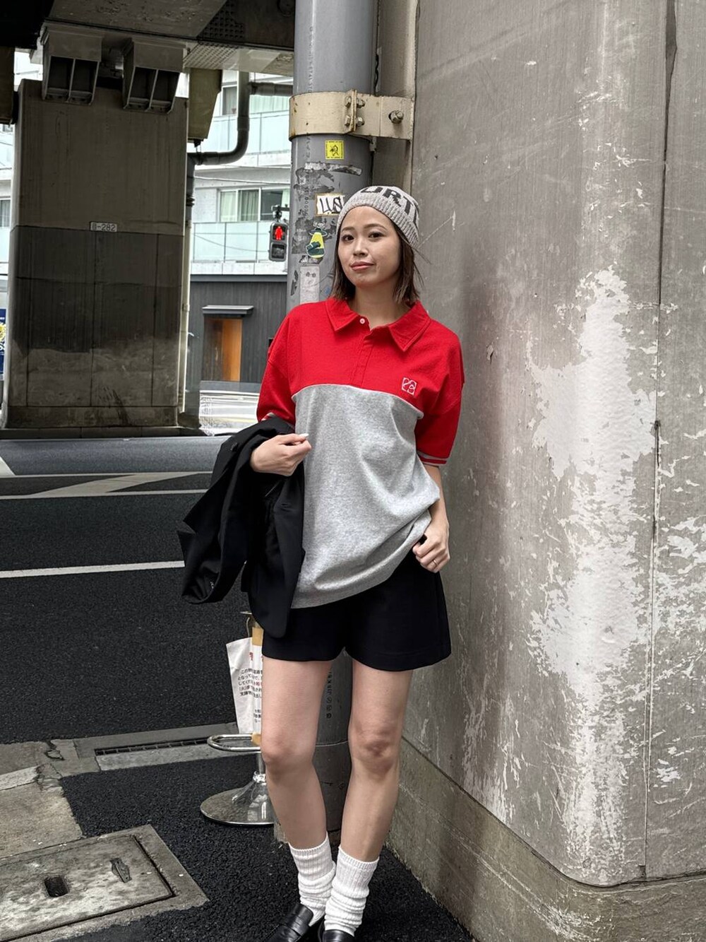 ブラック系のテーラードジャケット、ブラック系のスウェットパンツ、ブラック系のローファーを着用したレディースの春コーディネートの3枚目の写真