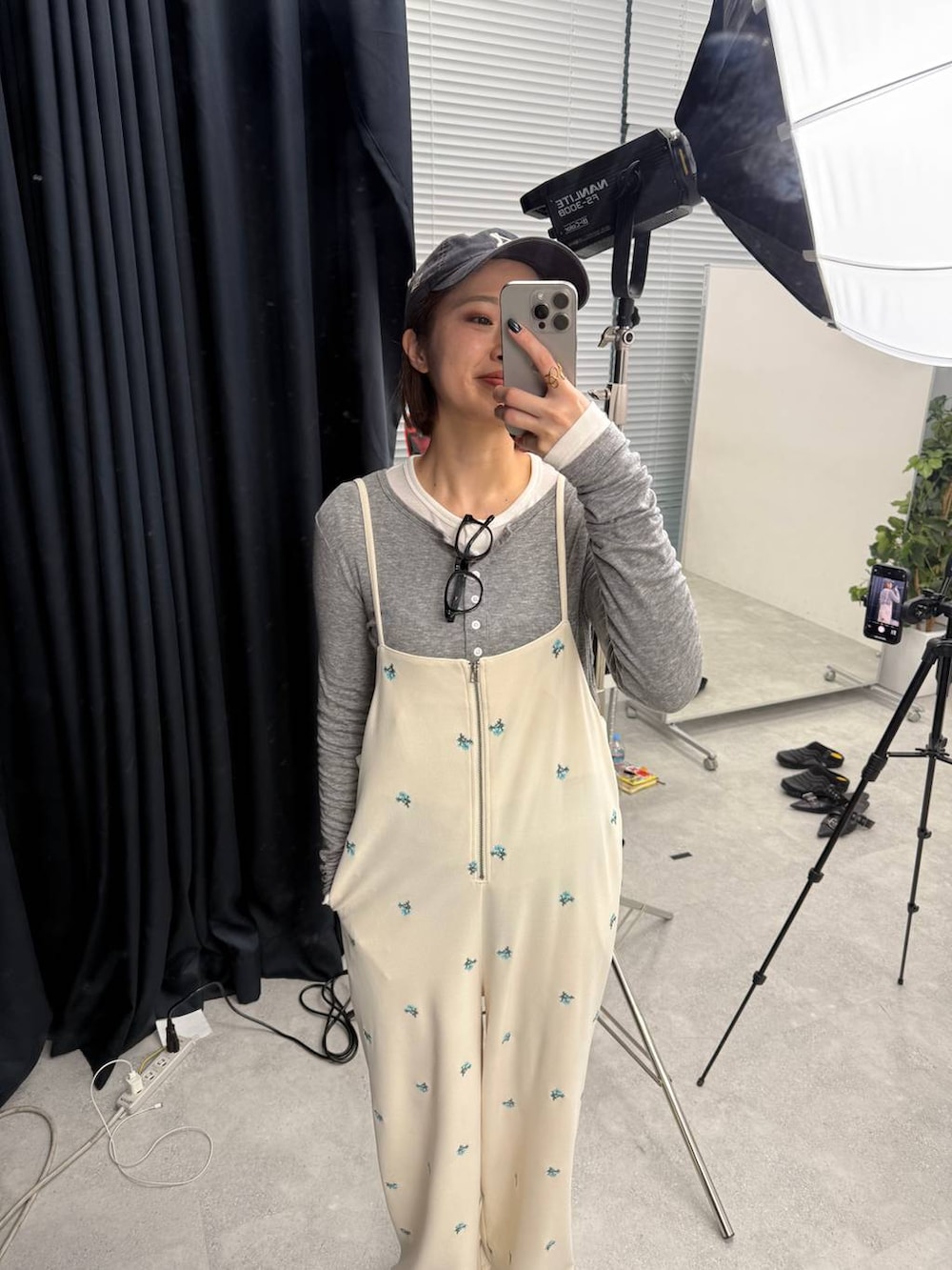 ホワイト系のサロペット/オーバーオール、ホワイト系のTシャツ/カットソー、グレー系のTシャツ/カットソーを着用したレディースの冬コーディネートの2枚目の写真