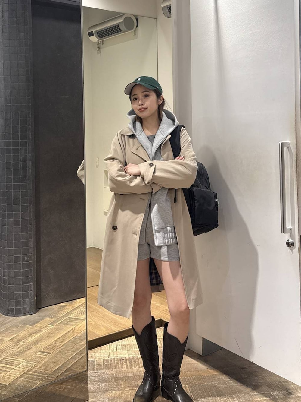 ブラック系のブーツ、ブラック系のバックパック/リュック、グレー系のブルゾンを着用したレディースの冬コーディネートの2枚目の写真