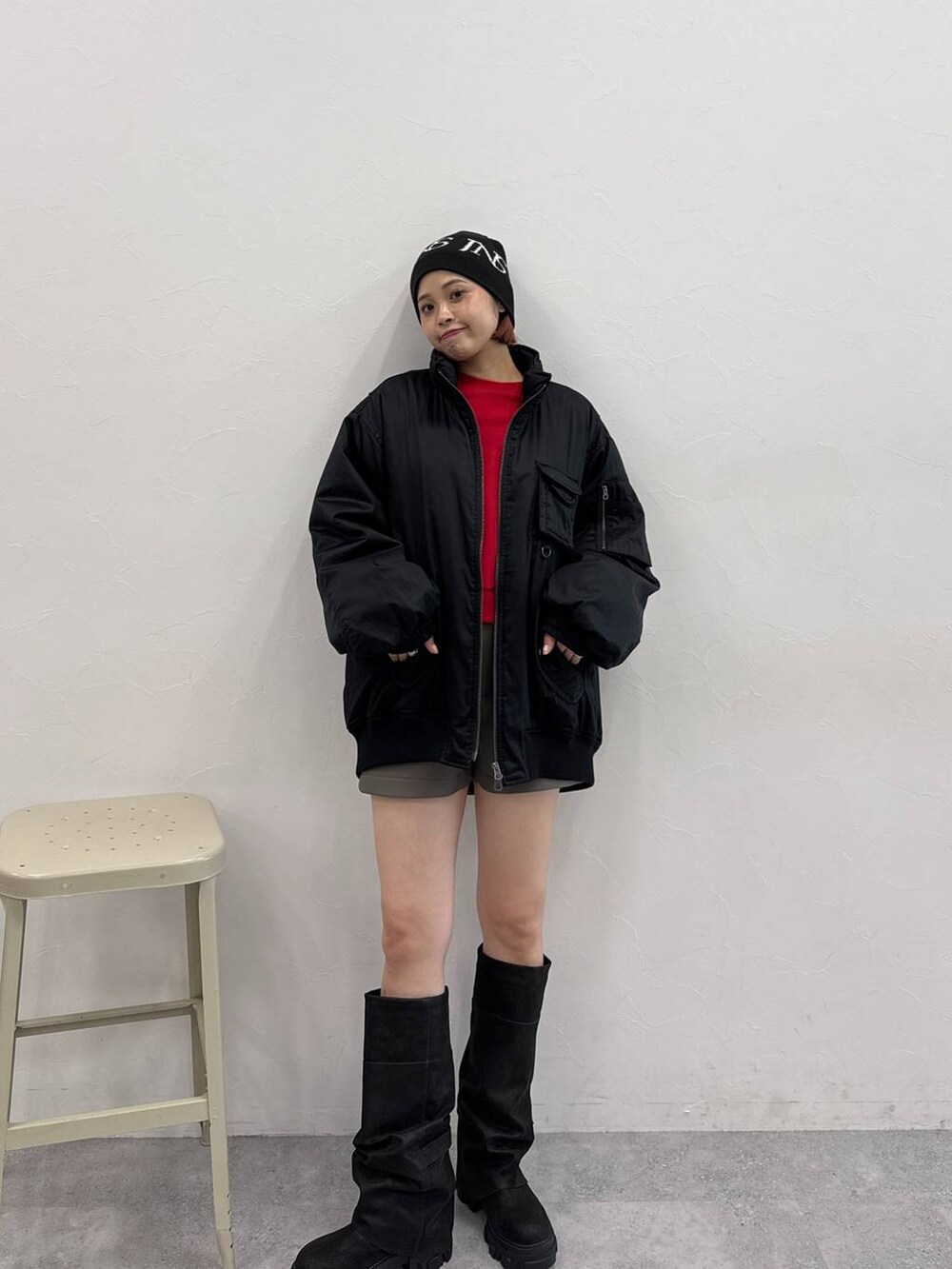 ブラック系のブーツ、グレー系のその他パンツ、ブラック系のブルゾンを着用したレディースの秋コーディネートの5枚目の写真