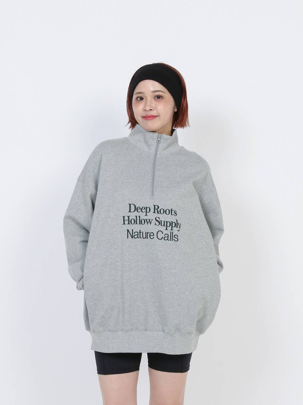 グリーン系のスウェット、グレー系のスウェット、ブラック系のレギンス/スパッツを着用したレディースの秋コーディネートの2枚目の写真