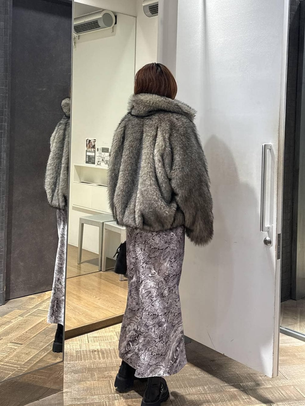 ベージュ系のブルゾン、ブラック系のブーツ、グレー系のスウェットを着用したレディースの冬コーディネートの2枚目の写真