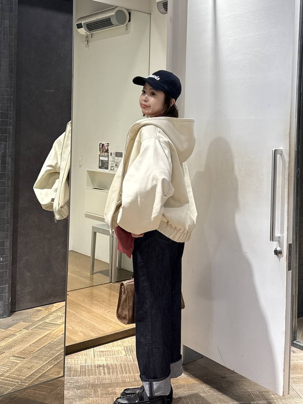 ホワイト系のTシャツ/カットソー、ブラウン系のローファー、ブラウン系のボストンバッグを着用したレディースの春コーディネートの2枚目の写真