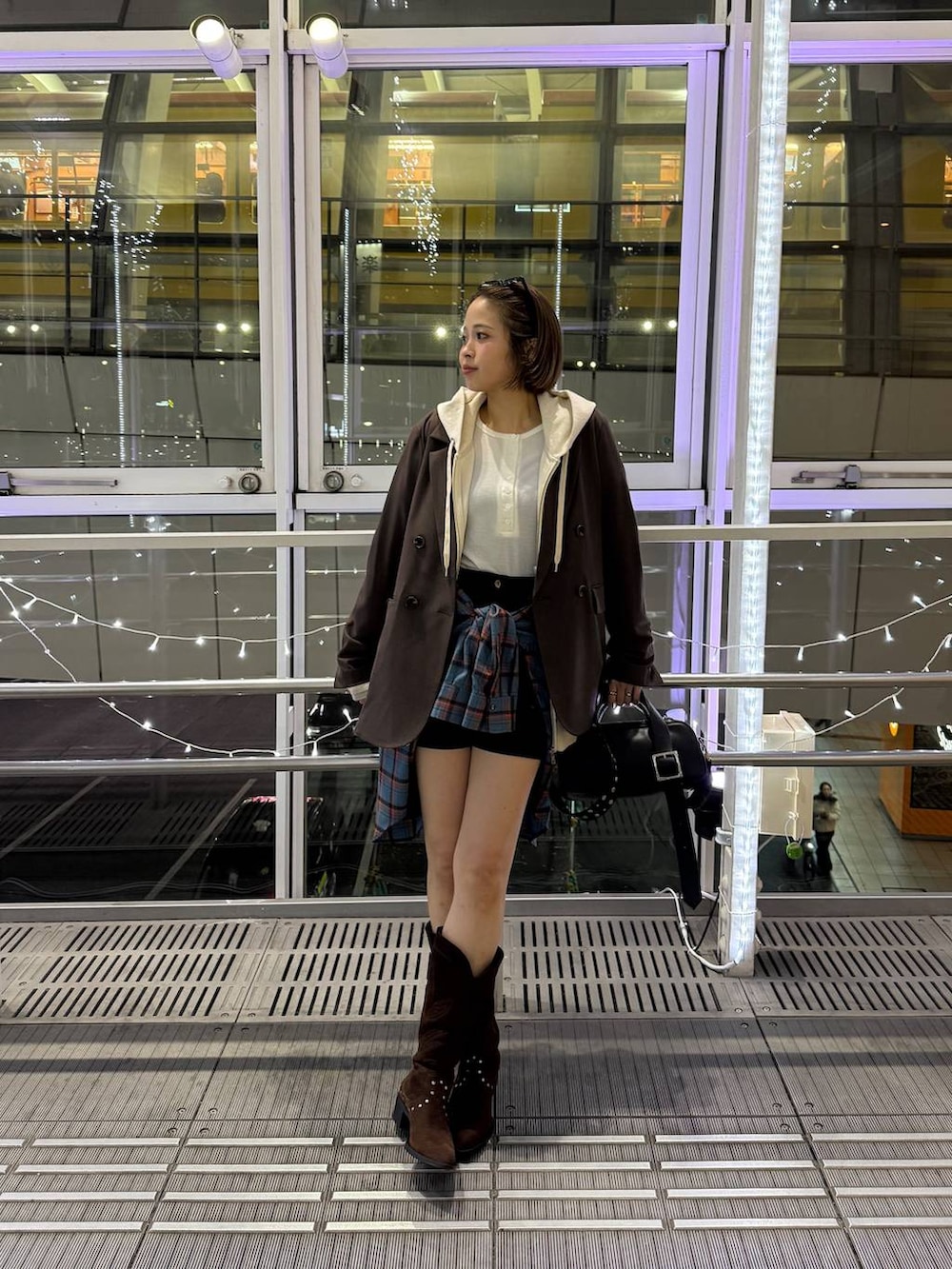 ブルー系のシャツ/ブラウス、ホワイト系のTシャツ/カットソー、ブラック系のその他パンツを着用したレディースの冬コーディネートの3枚目の写真