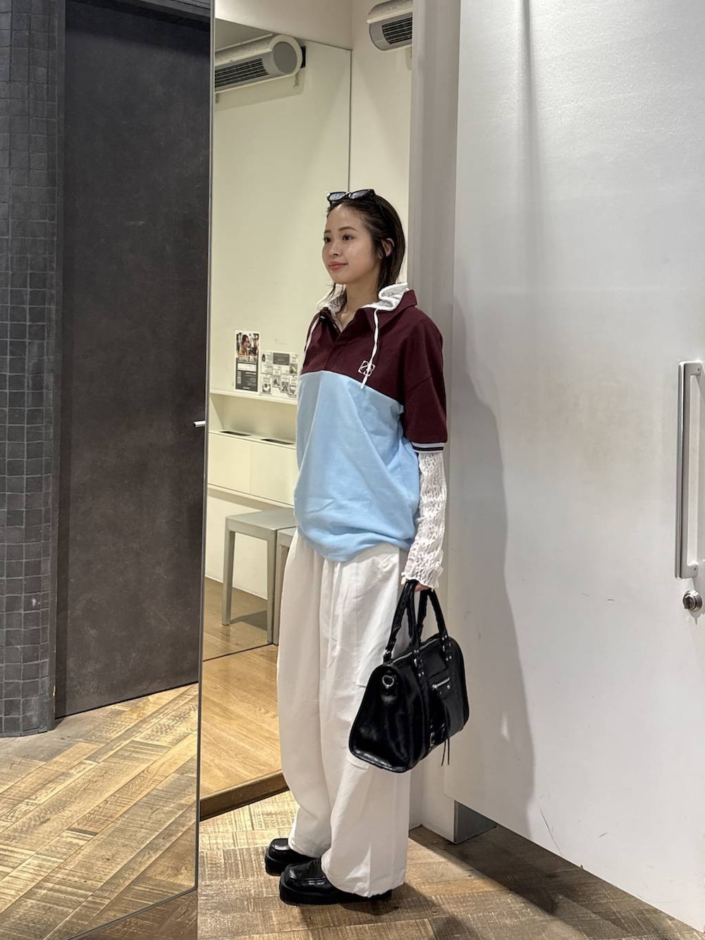 ブラック系のボストンバッグ、ホワイト系のその他パンツ、ホワイト系のパーカーを着用したレディースの春コーディネートの2枚目の写真