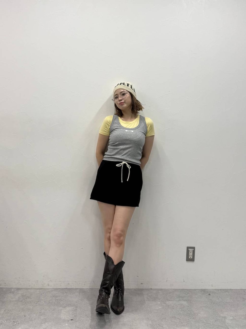 ブラック系のその他パンツ、ホワイト系のニットキャップ/ビーニーを着用したレディースの春コーディネートの2枚目の写真