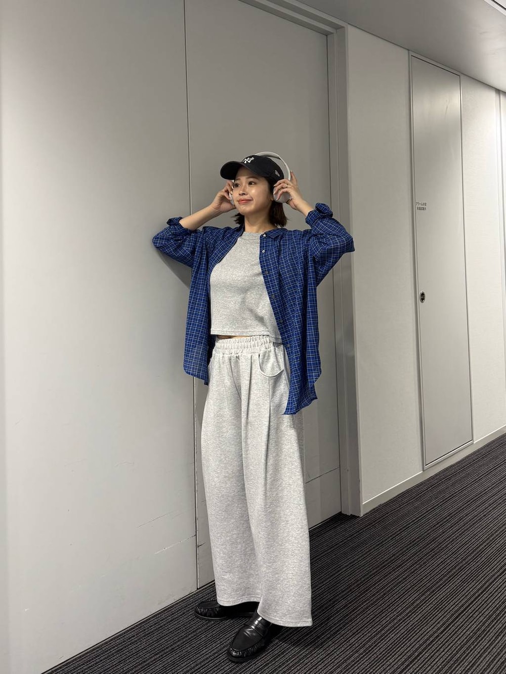 ブラック系のローファー、グレー系のスウェットパンツ、グレー系のTシャツ/カットソーを着用したレディースの春コーディネートの2枚目の写真