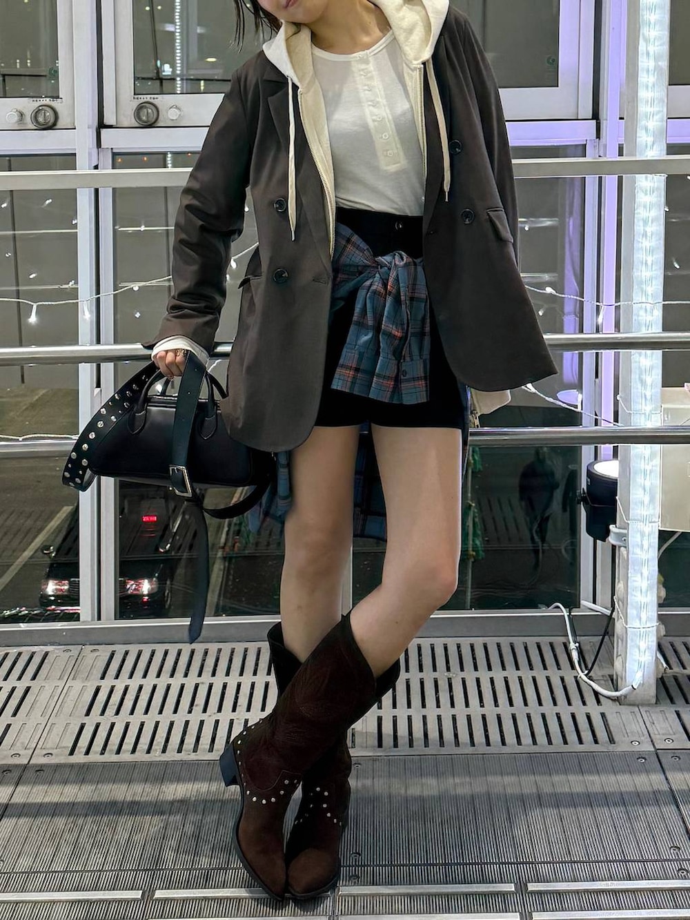 ブルー系のシャツ/ブラウス、ホワイト系のTシャツ/カットソー、ブラック系のその他パンツを着用したレディースの冬コーディネートの2枚目の写真