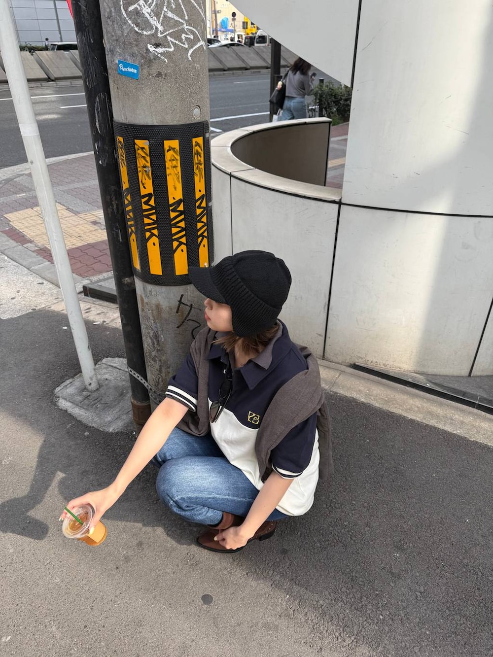 ブラウン系のブーツ、ブルー系のデニムパンツ、ベージュ系のベルトを着用したレディースの春コーディネートの4枚目の写真