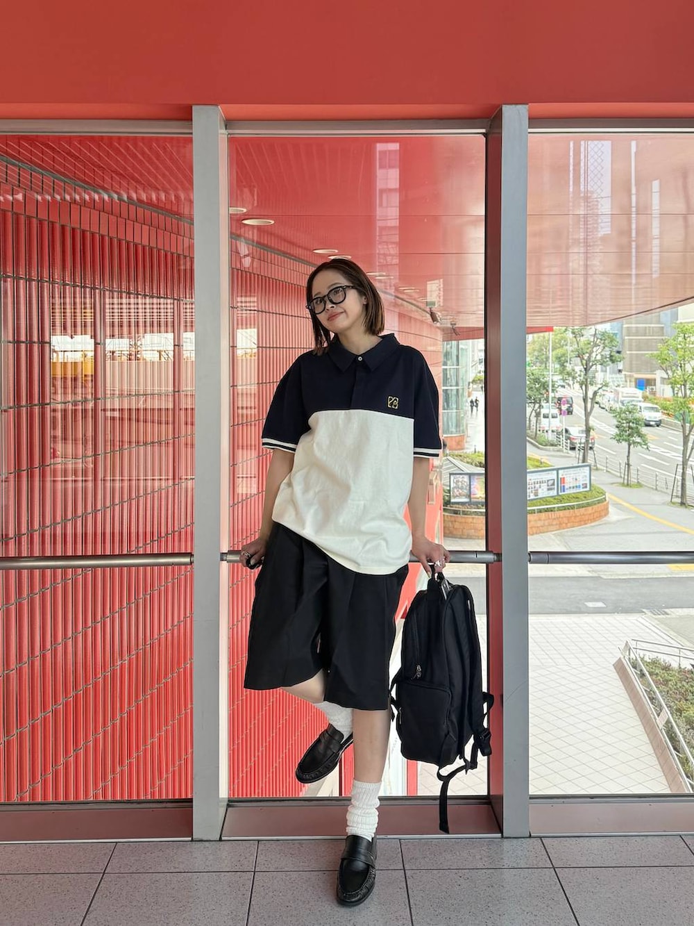 ブラック系のバックパック/リュック、ブラック系のローファー、ブラック系のその他パンツを着用したレディースの春コーディネートの2枚目の写真