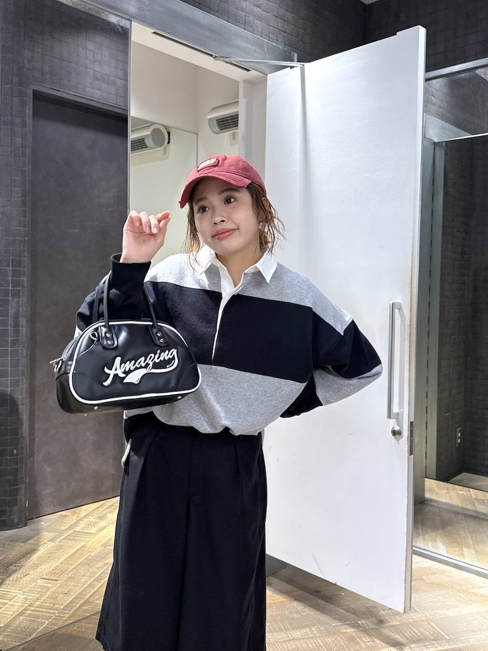 ブラック系のショルダーバッグ、ブラック系のその他パンツ、グレー系のポロシャツを着用したレディースの秋コーディネートの2枚目の写真