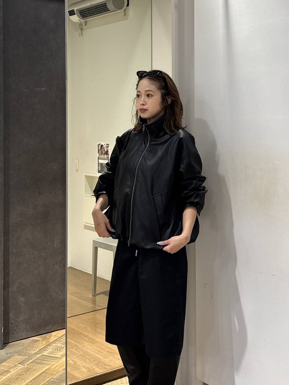 ブラック系のボストンバッグ、ブラック系のその他パンツ、ブラック系のブルゾンを着用したレディースの秋コーディネートの3枚目の写真