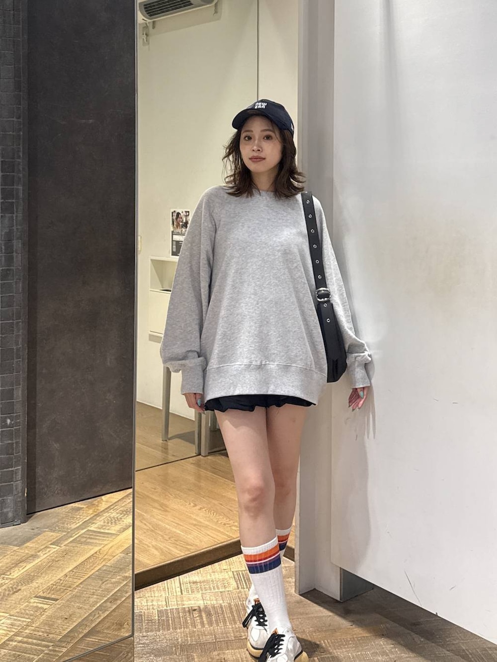 ブラック系のショルダーバッグ、ブラック系のその他パンツ、グレー系のスウェットを着用したレディースの秋コーディネートの3枚目の写真
