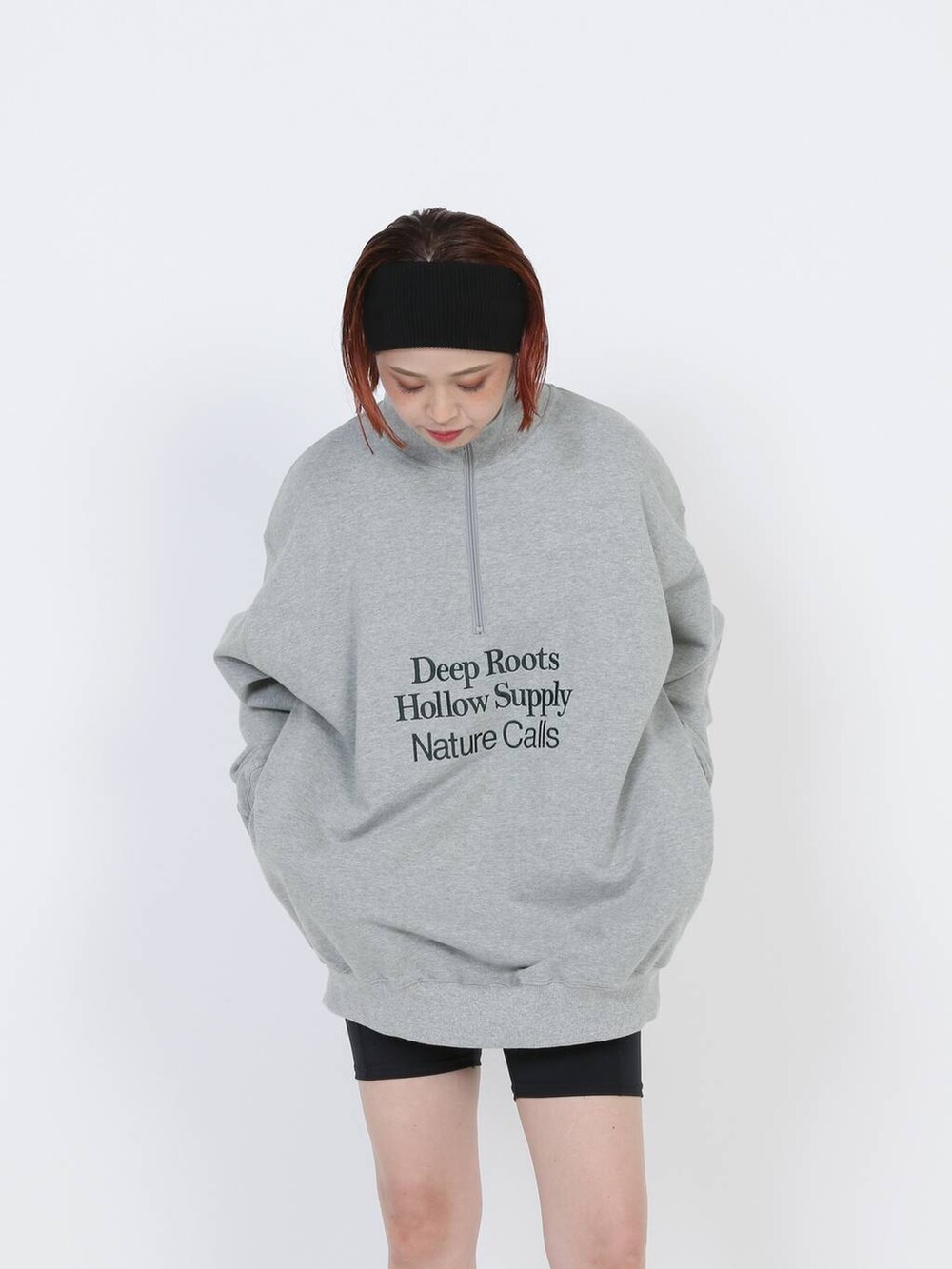 グリーン系のスウェット、グレー系のスウェット、ブラック系のレギンス/スパッツを着用したレディースの秋コーディネートの6枚目の写真