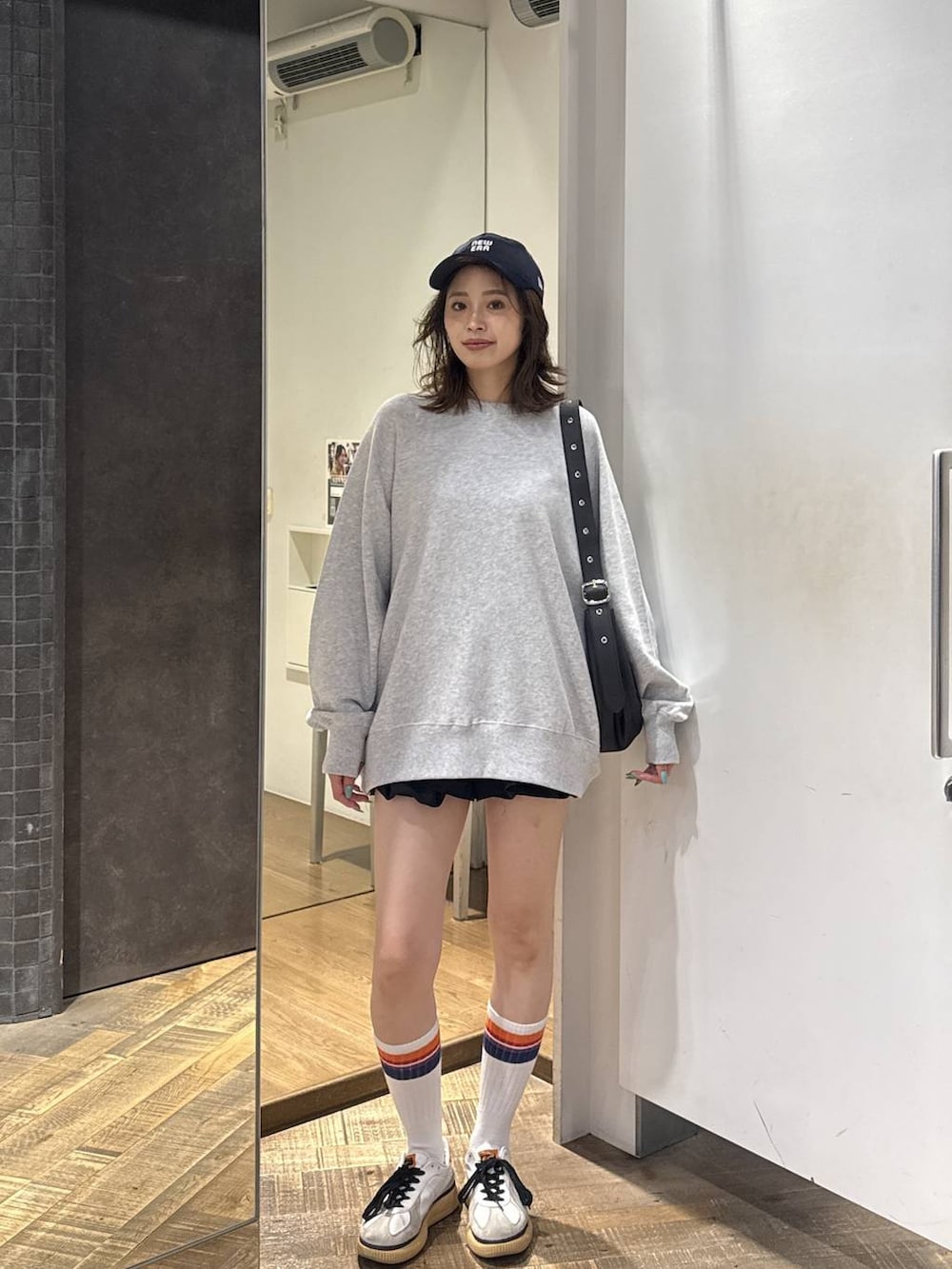 ブラック系のショルダーバッグ、ブラック系のその他パンツ、グレー系のスウェットを着用したレディースの秋コーディネートの2枚目の写真