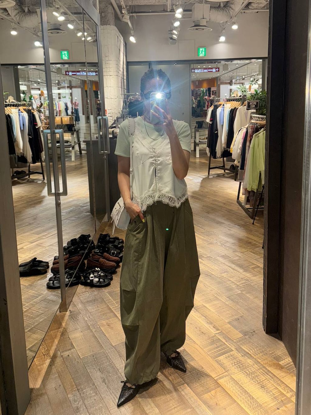 ブラック系のパンプス、グリーン系のその他パンツ、グリーン系のTシャツ/カットソーを着用したレディースの夏コーディネートの2枚目の写真