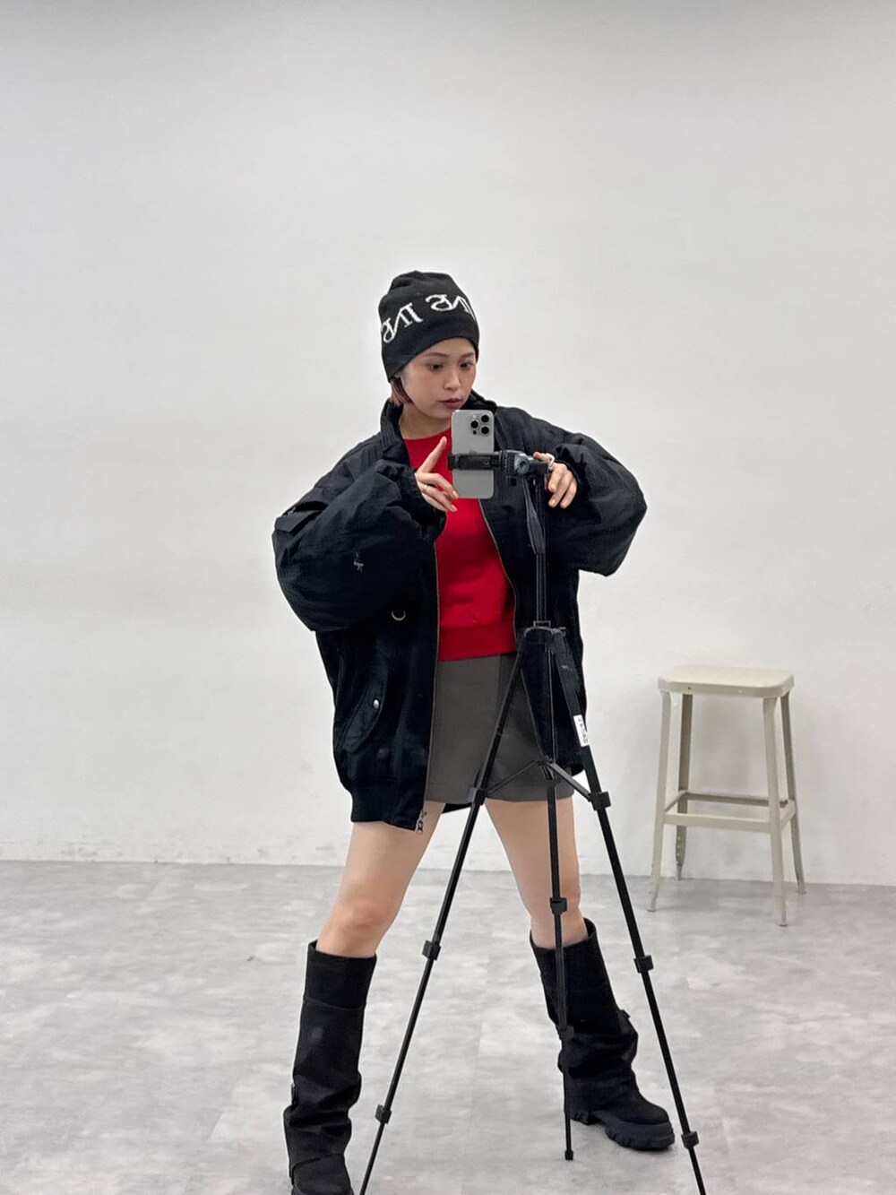 ブラック系のブーツ、グレー系のその他パンツ、ブラック系のブルゾンを着用したレディースの秋コーディネートの6枚目の写真