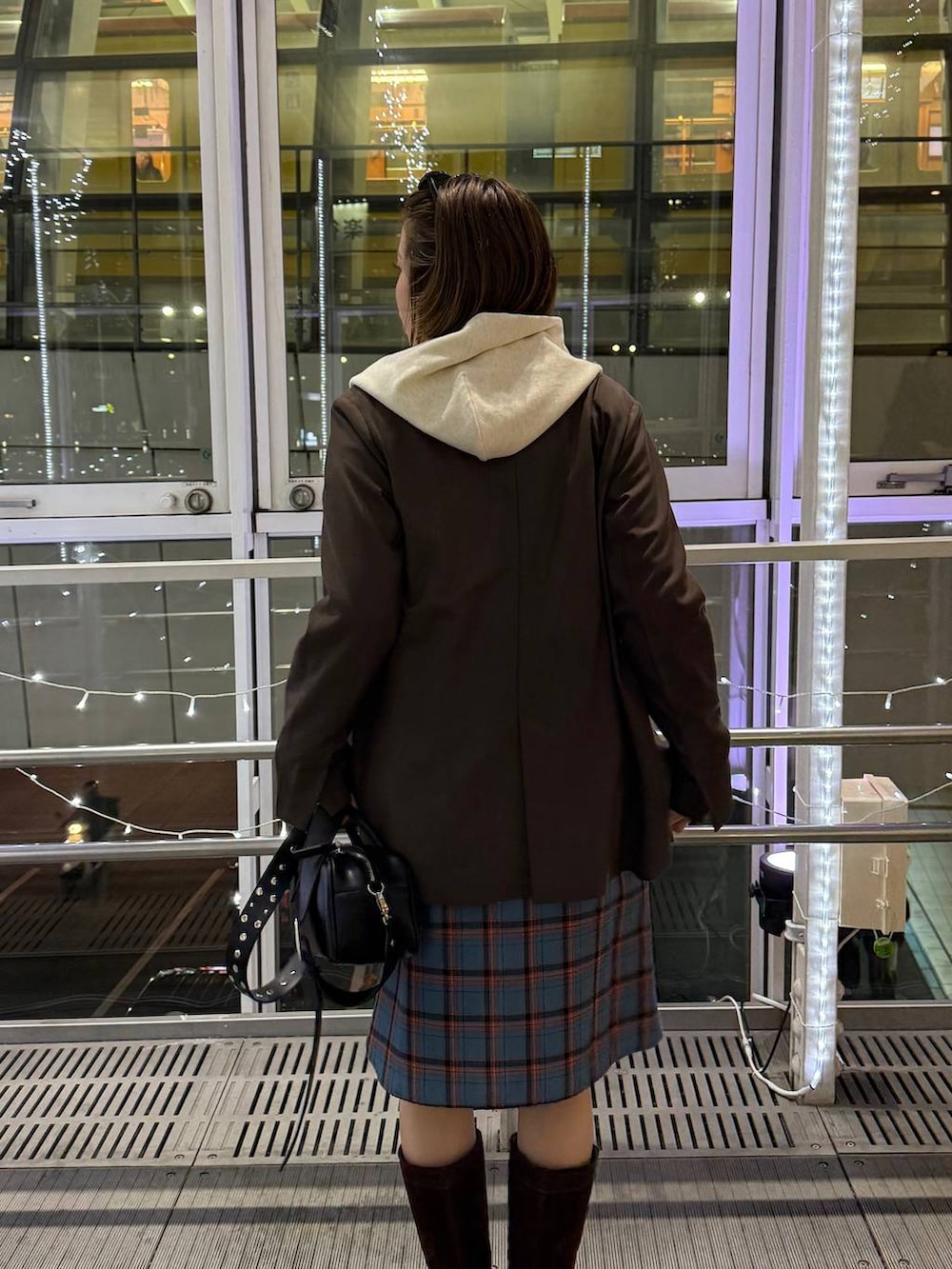 ブルー系のシャツ/ブラウス、ホワイト系のTシャツ/カットソー、ブラック系のその他パンツを着用したレディースの冬コーディネートの4枚目の写真