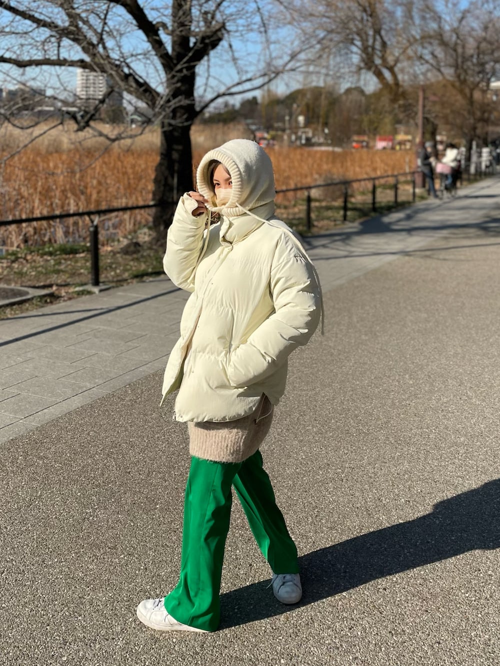 ホワイト系のその他アウター、グリーン系のその他パンツ、ホワイト系のネックウォーマー/スヌードを着用したレディースの冬コーディネートの3枚目の写真