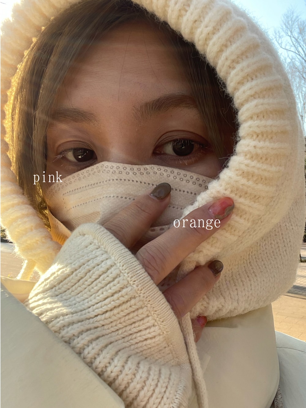 ホワイト系のその他アウター、グリーン系のその他パンツ、ホワイト系のネックウォーマー/スヌードを着用したレディースの冬コーディネートの2枚目の写真