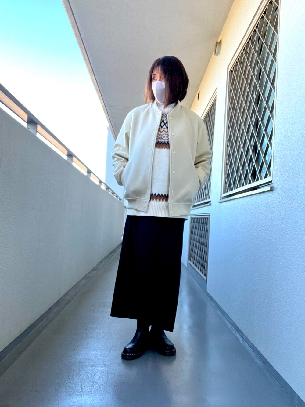 その他のスカート、ブラック系のブーツ、ホワイト系のTシャツ/カットソーを着用したレディースの冬コーディネートの3枚目の写真