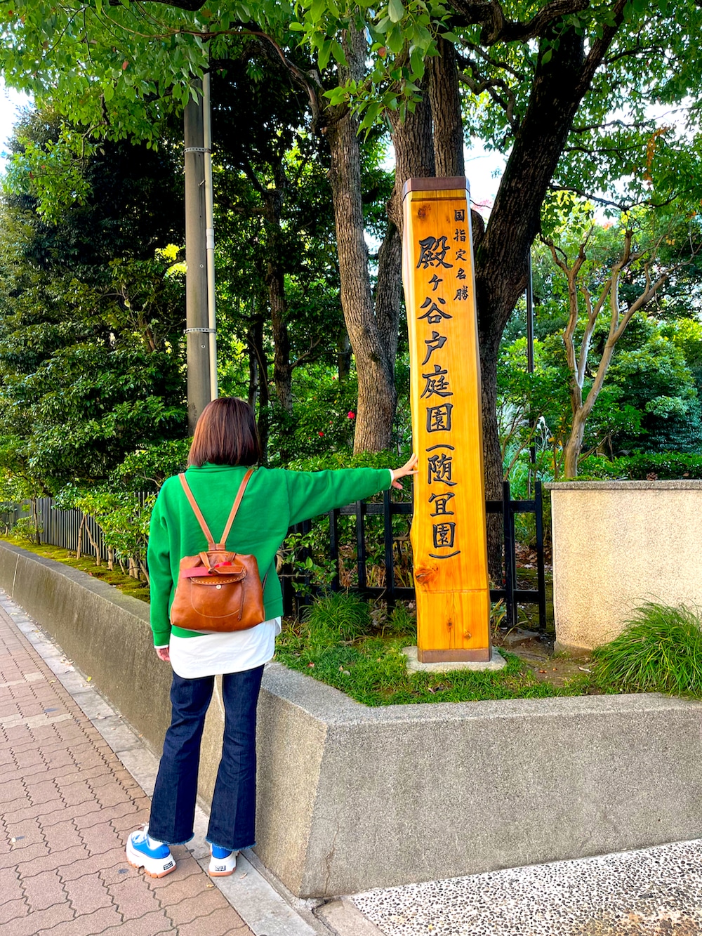 グリーン系のスウェット、その他のデニムパンツ、ブルー系のスニーカーを着用したレディースの秋コーディネートの2枚目の写真