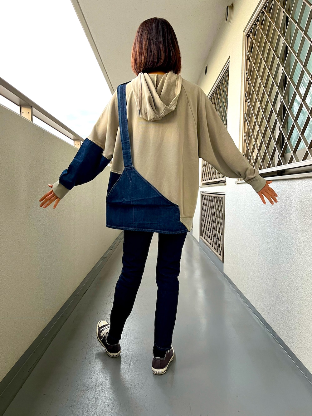 「カジュアルコーデ、買い物コーデ、秋コーデ、骨格ストレート、カバン持ってるみたい、飾りつけ的なトップス、おばさんもオシャレしたい、おばさんコーナー」｜「CONVERSEのCONVERSE　CANVAS ALL STAR J OX（スニーカー、ブラウン系）」を使った、グンタさん（レディース・160cm）の秋コーディネートの2枚目の写真